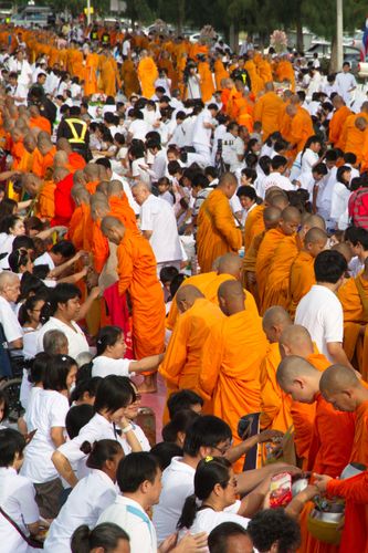 ภาพ No.11810:ตักบาตรท่าโขลงพระ 1,199 รูป วันที่ 13 ก.ค. 2557