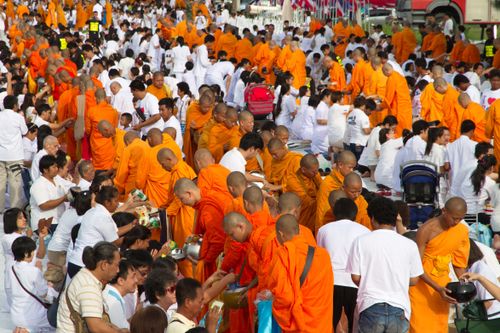 ภาพ No.11812:ตักบาตรท่าโขลงพระ 1,199 รูป วันที่ 13 ก.ค. 2557