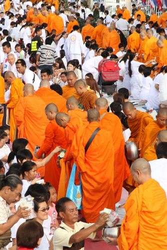 ภาพ No.11813:ตักบาตรท่าโขลงพระ 1,199 รูป วันที่ 13 ก.ค. 2557