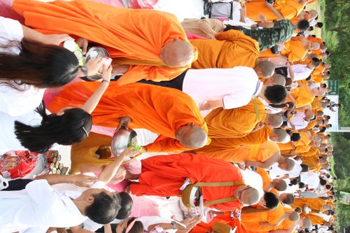 ภาพ No.11814:ตักบาตรท่าโขลงพระ 1,199 รูป วันที่ 13 ก.ค. 2557