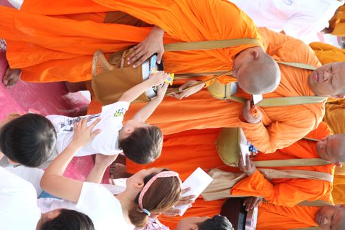 ภาพ No.11815:ตักบาตรท่าโขลงพระ 1,199 รูป วันที่ 13 ก.ค. 2557