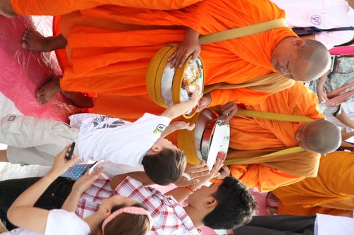 ภาพ No.11817:ตักบาตรท่าโขลงพระ 1,199 รูป วันที่ 13 ก.ค. 2557