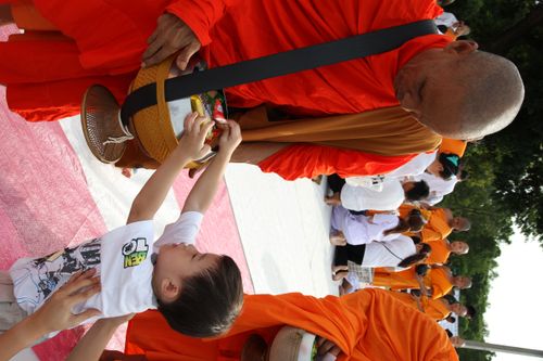 ภาพ No.11818:ตักบาตรท่าโขลงพระ 1,199 รูป วันที่ 13 ก.ค. 2557