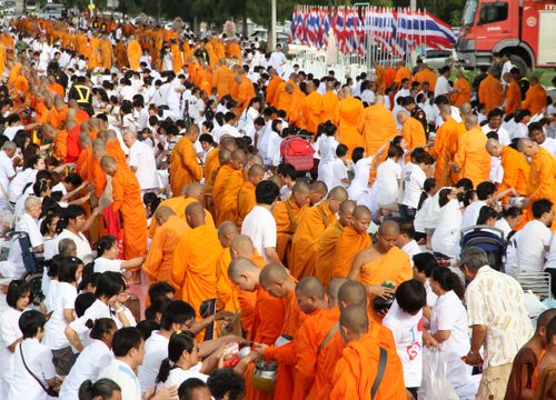 ภาพ No.11819:ตักบาตรท่าโขลงพระ 1,199 รูป วันที่ 13 ก.ค. 2557