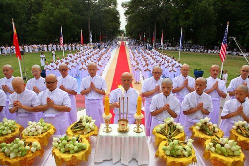 ภาพ No.11724:ประมวลภาพอุปสมบทหมู่ธรรมทายาทนานาชาติ รุ่นที่ 12 และธรรมทายาทอุดมศึกษารุ่นที่ 42