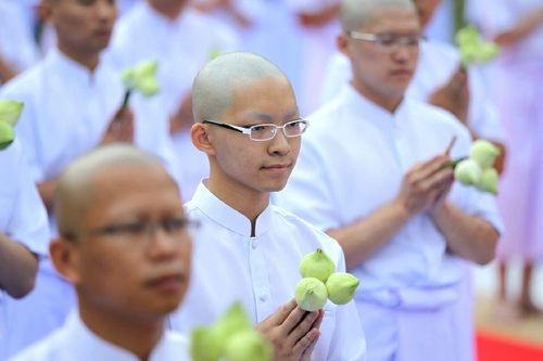 ภาพ No.11728:ประมวลภาพอุปสมบทหมู่ธรรมทายาทนานาชาติ รุ่นที่ 12 และธรรมทายาทอุดมศึกษารุ่นที่ 42