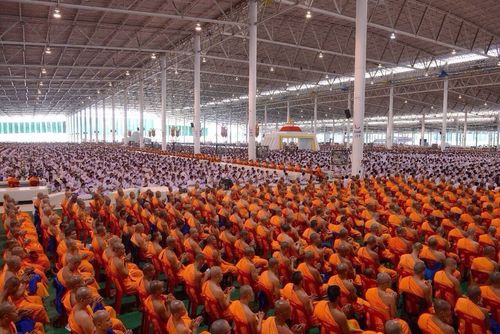 ภาพ No.11908:ประมวลภาพพิธีถวายกองทุนรักษาพระภิกษุ - สามเณรอาพาธ เนื่องในวันธรรมชัย ประจำปี 2557