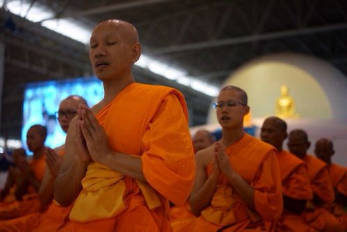 ภาพ No.11901:ประมวลภาพพิธีถวายกองทุนรักษาพระภิกษุ - สามเณรอาพาธ เนื่องในวันธรรมชัย ประจำปี 2557