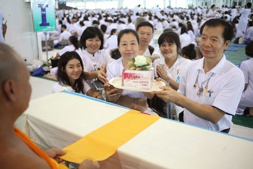 ภาพ No.11910:ประมวลภาพพิธีถวายกองทุนรักษาพระภิกษุ - สามเณรอาพาธ เนื่องในวันธรรมชัย ประจำปี 2557