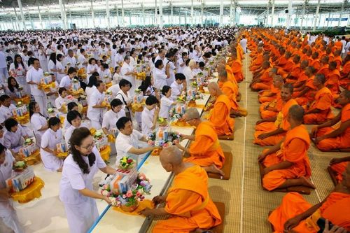 ภาพ No.11929:ประมวลภาพพิธีถวายกองทุนรักษาพระภิกษุ - สามเณรอาพาธ เนื่องในวันธรรมชัย ประจำปี 2557