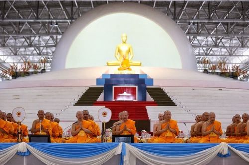 ภาพ No.11928:ประมวลภาพพิธีถวายกองทุนรักษาพระภิกษุ - สามเณรอาพาธ เนื่องในวันธรรมชัย ประจำปี 2557