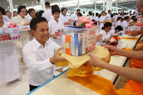 ภาพ No.11932:ประมวลภาพพิธีถวายกองทุนรักษาพระภิกษุ - สามเณรอาพาธ เนื่องในวันธรรมชัย ประจำปี 2557