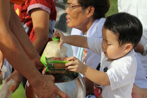 ภาพ No.11938:ประมวลภาพตักบาตรสมุทรปราการ พระ 11,111 รูป 21 กันยายน พ.ศ. 2557