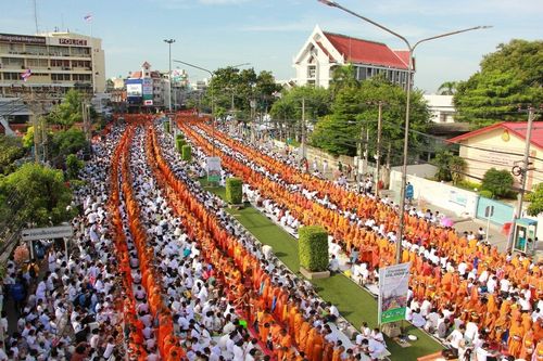 ภาพ No.11941:ประมวลภาพตักบาตรสมุทรปราการ พระ 11,111 รูป 21 กันยายน พ.ศ. 2557