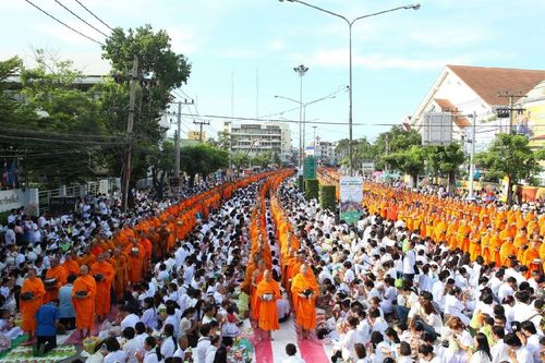 ภาพ No.11945:ประมวลภาพตักบาตรสมุทรปราการ พระ 11,111 รูป 21 กันยายน พ.ศ. 2557