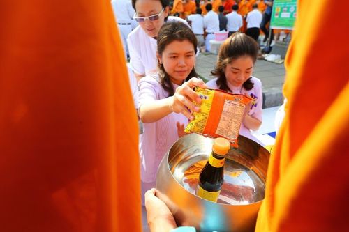 ภาพ No.11946:ประมวลภาพตักบาตรสมุทรปราการ พระ 11,111 รูป 21 กันยายน พ.ศ. 2557