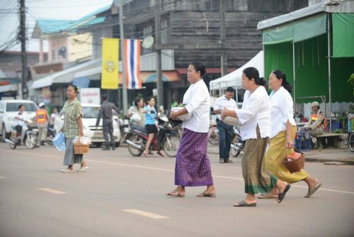 ภาพ No.12013:ประมวลภาพตักบาตรพระ 1,300 รูป ณ อำเภอพรเจริญ จังหวัดบึงกาฬ