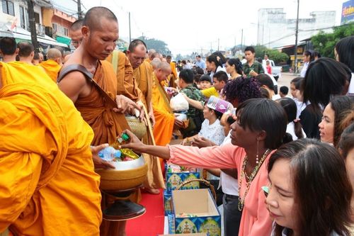 ภาพ No.12023:ประมวลภาพตักบาตรพระ 1,300 รูป ณ อำเภอพรเจริญ จังหวัดบึงกาฬ
