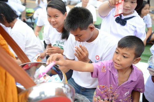 ภาพ No.12024:ประมวลภาพตักบาตรพระ 1,300 รูป ณ อำเภอพรเจริญ จังหวัดบึงกาฬ