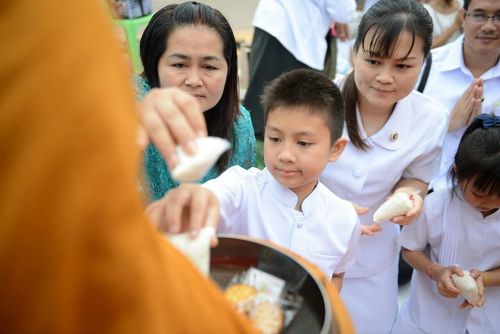 ภาพ No.12026:ประมวลภาพตักบาตรพระ 1,300 รูป ณ อำเภอพรเจริญ จังหวัดบึงกาฬ