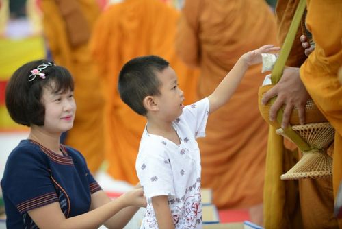 ภาพ No.12025:ประมวลภาพตักบาตรพระ 1,300 รูป ณ อำเภอพรเจริญ จังหวัดบึงกาฬ