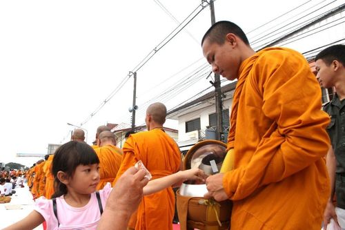 ภาพ No.12027:ประมวลภาพตักบาตรพระ 1,300 รูป ณ อำเภอพรเจริญ จังหวัดบึงกาฬ