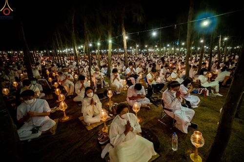 ภาพ No.69536:พิธีจุดประทีปถวายเป็นพุทธบูชา และบูชาธรรมมหาปูชนียาจารย์ ในโครงการธรรมยาตรากตัญญูบูชา มหาปูชนียาจารย์ พระมงคลเทพมุนี(สด จนฺทสโร) พระผู้ปราบมาร ปีที่ 11 ณ อนุสรณ์สถานมหาวิหารพระมงคลเทพมุนี อ.สองพี่น้อง จ.สุพรรณบุรี