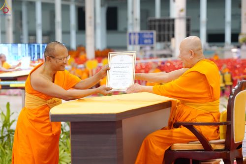 ภาพ No.339033:วันอาทิตย์ที่ 12 กรกฎาคม พ.ศ.2569 พิธีมุทิตาผู้สอบได้เปรียญธรรม ประโยค 1-2 ถึง ป.ธ.9 และ บ.ศ.1-2 ถึง บ.ศ.6 สำนักศาสนศึกษาวัดพระธรรมกาย ประจำปี 2569, พิธีมอบตราตั้งแต่งตั้งอาจารย์ใหญ่ สำนักศาสนศึกษาวัดพระธรรมกาย