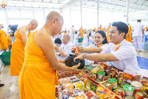 ภาพ No.345414:วันพฤหัสบดีที่ 27 สิงหาคม พ.ศ.2569 พิธีตักบาตรในวันธรรมชัย ณ สภาธรรมกายสากล วัดพระธรรมกาย ปทุมธานี