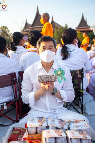 ภาพ No.72088:พิธีตักบาตรพระธรรมยาตราฯ ในโครงการธรรมยาตรากตัญญูบูชา มหาปูชนียาจารย์ พระมงคลเทพมุนี(สด จนฺทสโร) พระผู้ปราบมาร ปีที่ 11 ณ อนุสรณ์สถานลำดับที่ 3 สถานที่เกิดใหม่ในเพศสมณะ วัดสองพี่น้อง อ.สองพี่น้อง จ.สุพรรณบุรี วันที่ 18 มกราคม พ.ศ. 2566
