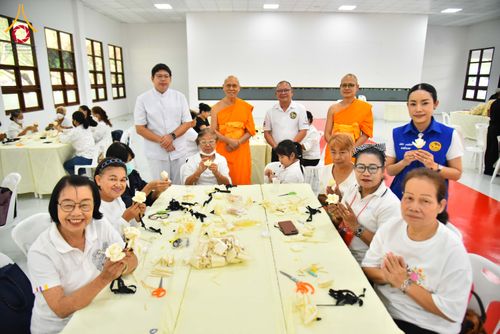 ภาพ No.327540:วันศุกร์ที่ 1 พฤษภาคม พ.ศ. 2569 รวมใจพสกนิกรชาวอำเภอคลองหลวง ประดิษฐ์ดอกไม้จันทน์ เพื่อใช้ในพิธีถวายดอกไม้จันทน์ในงานพระราชพิธีถวายพระเพลิงพระบรมศพ สมเด็จพระนางเจ้าสิริกิติ์ พระบรมราชินีนาถ พระบรมราชชนนีพันปีหลวง ณ วัดพระธรรมกาย