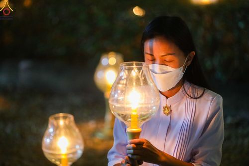 ภาพ No.73334:พิธีจุดประทีปถวายเป็นพุทธบูชา และบูชาธรรมมหาปูชนียาจารย์ ในโครงการธรรมยาตรากตัญญูบูชา มหาปูชนียาจารย์ พระมงคลเทพมุนี(สด จนฺทสโร) พระผู้ปราบมาร ปีที่ 11 ณ อนุสรณ์สถานลำดับที่ 4 สถานที่เกิดด้วยกายธรรม วัดโบสถ์ (บน) บางคูเวียง อ.บางกรวย จ.นนทบุรี วันที่ 21 