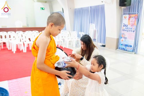 ภาพ No.321882:วันที่ 12 เมษายน พ.ศ.2569 ตักบาตรสงกรานต์ฉลองสามเณรใหม่  ณ ศูนย์ปฏิบัติธรรมระยอง(บ้านช่องลม)