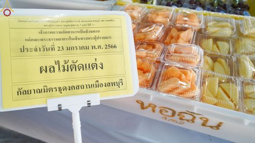 ภาพ No.73953:พิธีถวายภัตตาหารเป็นสังฆทาน แด่คณะพระธรรมยาตราฯ ในโครงการธรรมยาตรากตัญญูบูชา มหาปูชนียาจารย์ พระมงคลเทพมุนี(สด จนฺทสโร) พระผู้ปราบมาร อนุสรณ์สถาน 7 แห่ง ปีที่ 11 วันที่ 23 มกราคม พ.ศ. 2566