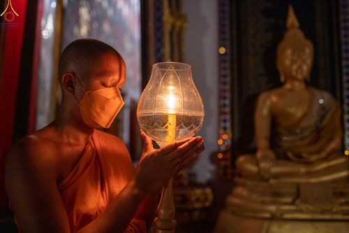 ภาพ No.73477:พิธีจุดประทีปถวายเป็นพุทธบูชา และบูชาธรรมมหาปูชนียาจารย์ ในโครงการธรรมยาตรากตัญญูบูชา มหาปูชนียาจารย์ พระมงคลเทพมุนี(สด จนฺทสโร) พระผู้ปราบมาร ปีที่ 11 ณ อนุสรณ์สถานลำดับที่ 4 สถานที่เกิดด้วยกายธรรม วัดโบสถ์ (บน) บางคูเวียง อ.บางกรวย จ.นนทบุรี วันที่ 21 