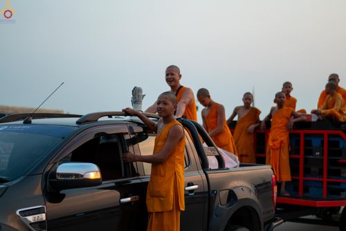 ภาพ No.323178:วันที่ 19 เมษายน พ.ศ.2569 การเรียงกล่องไทยธรรม , เตรียมงานจราจร เพื่องานถวายมหาสังฆทาน 40,000 กว่าวัดทั่วประเทศ วันคุ้มครองโลก 22 เมษายน พ.ศ.2569 วัดพระธรรมกาย
