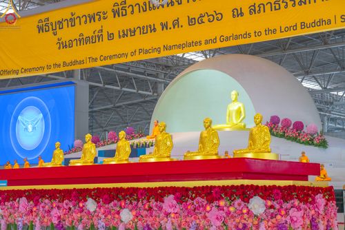 ภาพ No.78912:พิธีตักบาตร ข้าวสารอาหารแห้ง พิธีบูชาข้าวพระ ในวันอาทิตย์ต้นเดือนที่ 2 เมษายน พ.ศ. 2566