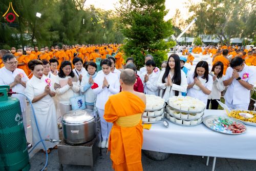 ภาพ No.293595:วันที่ 13 มกราคม พ.ศ. 2569 พิธีถวายภัตตาหารเป็นสังฆทาน แด่พระธรรมยาตรา ณ อนุสรณ์สถานมหาวิหารพระมงคลเทพมุนี (โลตัสแลนด์) อ.สองพี่น้อง จ.สุพรรณบุรี ในโครงการธรรมยาตรา กตัญญูบูชา มหาปูชนียาจารย์ พระมงคลเทพมุนี(สด จนฺทสโร) พระผู้ปราบมาร อนุสรณ์สถาน 7 แห่ง ปี