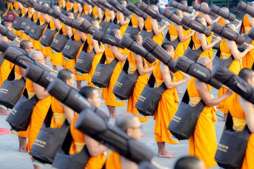 ภาพ No.297385:วันที่ 15 มกราคม พ.ศ.2569 พระธรรมยาตราปฏิบัติธรรมและถ่ายภาพหมู่ประวัติศาสตร์ อนุสรณ์สถานลำดับที่ 4 สถานที่เกิดด้วยกายธรรม  ณ วัดโบสถ์บน ต.บางคูเวียง จ.นนทบุรี ในโครงการธรรมยาตรา กตัญญูบูชา มหาปูชนียาจารย์ พระมงคลเทพมุนี(สด จนฺทสโร) พระผู้ปราบมาร อนุสรณ์ส