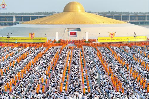 ภาพ No.279807:วันที่ 1 มกราคม พ.ศ.2569 พิธีตักบาตรในวันขึ้นปีใหม่ ณ ลานธรรม วัดพระธรรมกาย