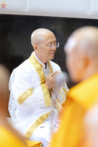 ภาพ No.330744:วันวิสาขบูชา อาทิตย์ที่ 31 พฤษภาคม พ.ศ.2569 พิธีบรรพชาสามเณรอุบาสก 11 ท่าน , พิธีถวายบาตรผ้าไตร และจตุปัจจัยไทยธรรม แด่สามเณร , พิธีอุปสมบทอุทิศชีวิต , พิธีกล่าวคำกัปปิยภัณฑ์  ณ อุโบสถพระไตรปิฎก วัดพระธรรมกาย จังหวัดปทุมธานี
