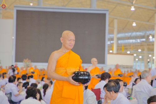 ภาพ No.311331:วันอาทิตย์ต้นเดือนที่ 1 มีนาคม พ.ศ.2569 พิธีตักบาตร และ พิธีบูชาข้าวพระ ณ สภาธรรมกายสากล วัดพระธรรมกาย