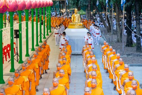 ภาพ No.89172:พิธีอัญเชิญรูปหล่อทองคำ  คุณยายอาจารย์มหารัตนอุบาสิกาจันทร์ ขนนกยูง เพื่อประดิษฐาน ณ มหาวิหารคุณยายอาจารย์ฯ เนื่องในวันครูผู้ค้นพบวิชชาธรรมกาย วันศุกร์ที่ 29 กันยายน พ.ศ. 2566