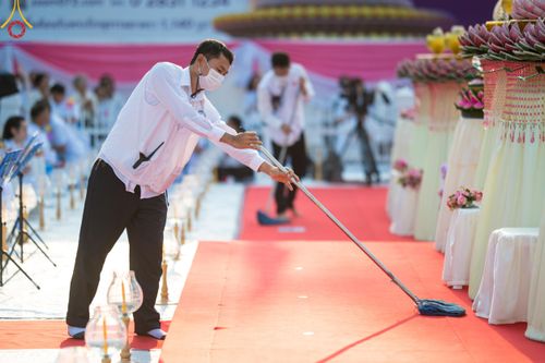 ภาพ No.117169:V.16 เป็นทีม การเตรียมงาน เก็บงาน การรับบุญของเจ้าหน้าที่หน่วยงานต่างๆ เพื่อโครงการธรรมยาตรา กตัญญูบูชามหาปูชนียาจารย์ พระมงคลเทพมุนี (สด จนฺทสโร) พระผู้ปราบมาร อนุสรณ์สถาน 7 แห่ง ปีที่ 12 ระหว่างวันที่ 2 - 31 มกราคม พ.ศ. 2567