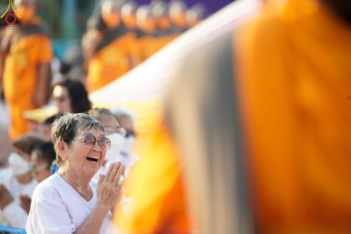 ภาพ No.110606:พิธีต้อนรับพระธรรมยาตรา ในโครงการธรรมยาตรากตัญญูบูชา มหาปูชนียาจารย์ พระมงคลเทพมุนี(สด จนฺทสโร) พระผู้ปราบมาร อนุสรณ์สถาน 7 แห่ง ปีที่ 12 วันที่ 11 มกราคม พ.ศ. 2567 ณ อนุสรณ์สถานลำดับที่ 3 สถานที่เกิดใหม่ในเพศสมณะ วัดสองพี่น้อง จ.สุพรรณบุรี