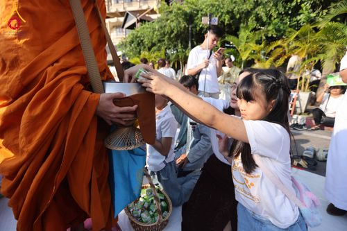 ภาพ No.312923:วันอาทิตย์ที่ 8 มีนาคม พ.ศ.2569 ทำบุญเมืองนครราชสีมา 558 ปี ตักบาตรพระ 10,000 รูป (ภาพชุดที่ 2)