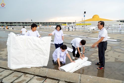 ภาพ No.225274:วันที่ 20 - 27 เมษายน พ.ศ. 2568 "ภาพแห่งความปลื้มที่ไม่มีวันจบ" คณะสงฆ์สามเณร เจ้าหน้าที่ และสาธุชน ร่วมแรงร่วมใจกันเตรียมงานและเก็บงาน เพื่อวันคุ้มครองโลก พิธีถวายมหาสังฆทานคณะสงฆ์ 40,000 กว่าวัดทั่วประเทศ