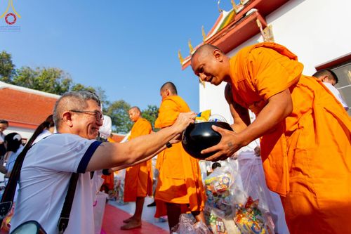ภาพ No.197856:พิธีตักบาตรพระธรรมยาตรา ณ อนุสรณ์สถานลำดับที่ 4 สถานที่เกิดด้วยกายธรรม วัดโบสถ์(บน) ต.บางคูเวียง จ.นนทบุรี ในโครงการธรรมยาตรา กตัญญูบูชา มหาปูชนียาจารย์ พระมงคลเทพมุนี(สด จนฺทสโร) พระผู้ปราบมาร อนุสรณ์สถาน 7 แห่ง ปีที่ 13 วันที่ 19 มกราคม พ.ศ. 2568
