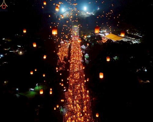 ภาพ No.224696:วันจันทร์ที่ 12 พฤษภาคม พ.ศ. 2568  ชาวพุทธในอินโดนีเซีย ร่วมฉลองวิสาขบูชาจุดประทีปกว่า 200,000 ดวง ณ พระมหาเจดีย์บรมพุทโธ  เจริญพุทธมนต์ถวาย “พระวชิรเกล้าเจ้าอยู่หัว”