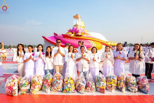 ภาพ No.201245:พิธีตักบาตรพระธรรมยาตรา ณ อนุสรณ์สถานลำดับที่ 5 สถานที่เผยแผ่วิชชาธรรมกายครั้งแรก อนุสรณ์สถานบางปลา วัดบางปลา อำเภอบางเลน จังหวัดนครปฐม ในโครงการธรรมยาตรา กตัญญูบูชา มหาปูชนียาจารย์ พระมงคลเทพมุนี(สด จนฺทสโร) พระผู้ปราบมาร อนุสรณ์สถาน 7 แห่ง ปีที่ 13